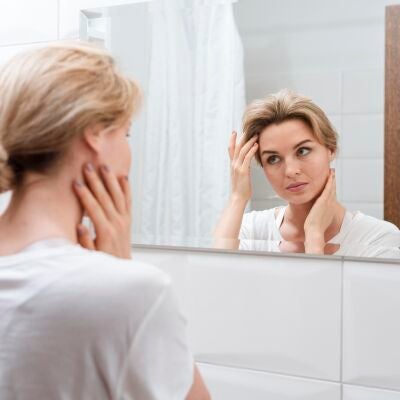 Mujer mir&aacute;ndose al espejo