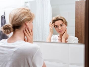 Mujer mir&aacute;ndose al espejo