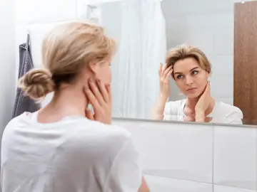 Mujer mirándose al espejo Mujer mirándose al espejo