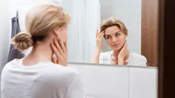 Mujer mirándose al espejo Mujer mirándose al espejo