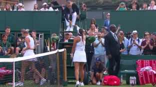 J&eacute;ssica Bouzas saluda a la juez de silla tras su victoria ante Anastasia Potapova