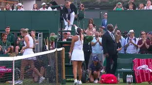 Jéssica Bouzas saluda a la juez de silla tras su victoria ante Anastasia Potapova Jéssica Bouzas saluda a la juez de silla tras su victoria ante Anastasia Potapova
