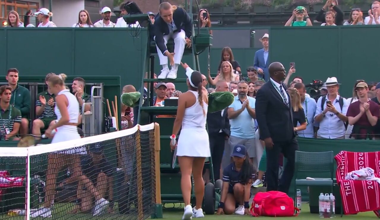 J&eacute;ssica Bouzas saluda a la juez de silla tras su victoria ante Anastasia Potapova