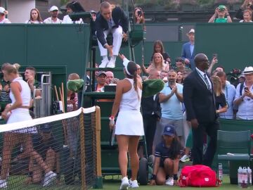 J&eacute;ssica Bouzas saluda a la juez de silla tras su victoria ante Anastasia Potapova