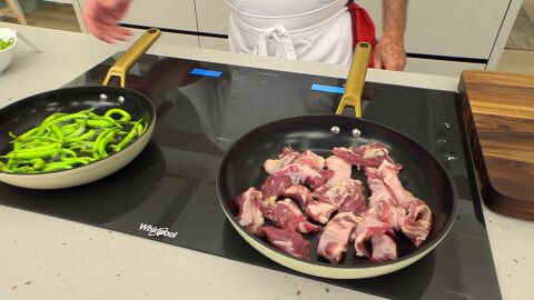 Fríe la carne a fuego vivo