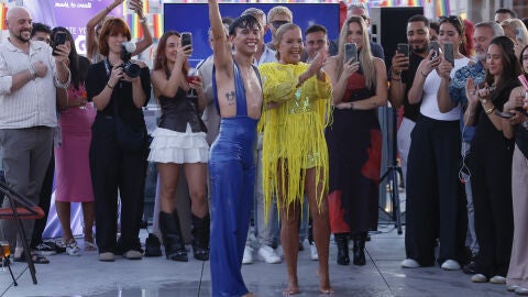 Bárbara Rey y José Perea al terminar el desfile