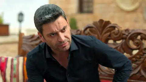 Cihan rompe el sueño de Nare y Şahin: les obliga a separarse Cihan rompe el sueño de Nare y Şahin: les obliga a separarse