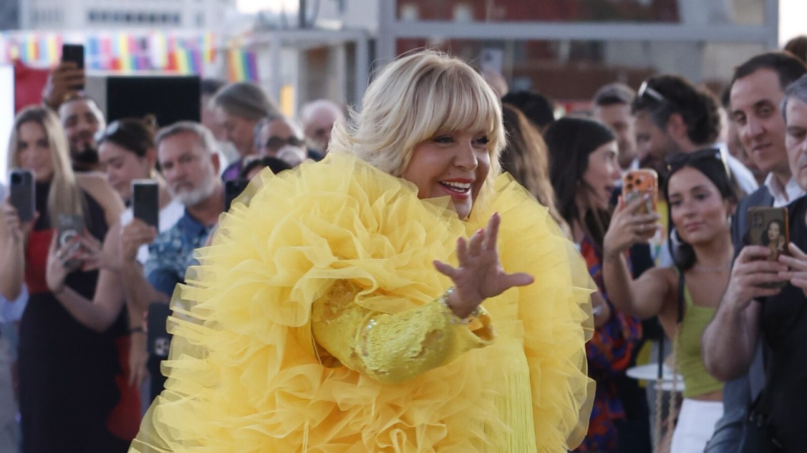 Bárbara Rey, la estrella del desfile: la vedette cierra la pasarela al ritmo de uno de sus míticos temas