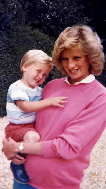 Diana de Gales con su hijo Guillermo en brazos Diana de Gales con su hijo Guillermo en brazos