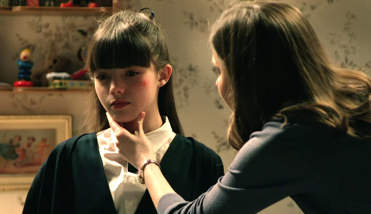 Avance del próximo capítulo de Sueños de libertad: Julia se pelea con un compañero para defender a Begoña de los rumores de infidelidad