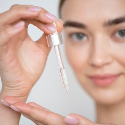 Mujer con un s&eacute;rum en la mano