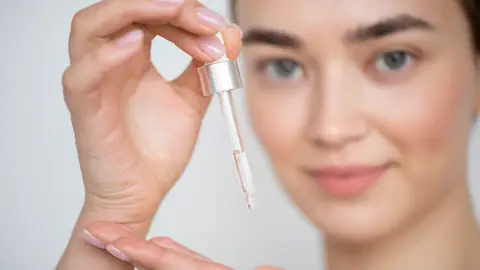 Mujer con un sérum en la mano Mujer con un sérum en la mano