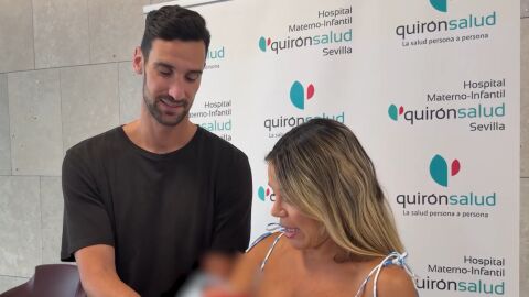 Sergio Rico y Alba Silva con su segundo hijo, Sergio