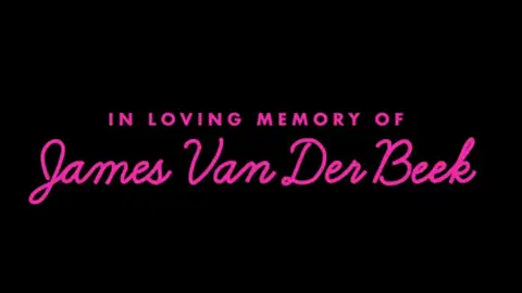 Tributo a James Van Der Beek en Elle Tributo a James Van Der Beek en Elle