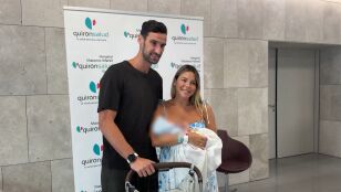Sergio Rico y Alba Silva con su segundo hijo, Sergio