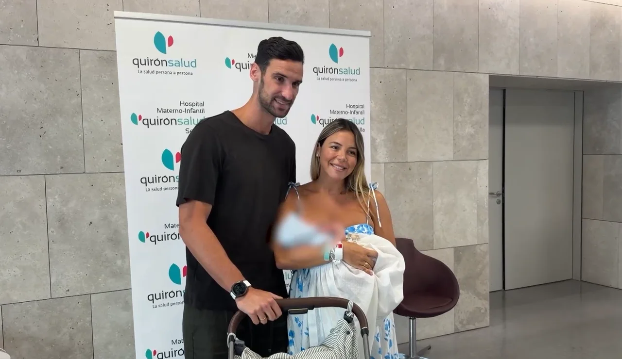 Sergio Rico y Alba Silva con su segundo hijo, Sergio