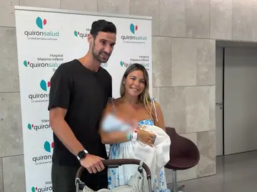 Sergio Rico y Alba Silva con su segundo hijo, Sergio Sergio Rico y Alba Silva con su segundo hijo, Sergio