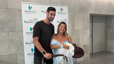 Sergio Rico y Alba Silva con su segundo hijo, Sergio Sergio Rico y Alba Silva con su segundo hijo, Sergio