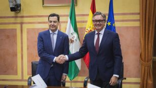 Imagen del l&iacute;der popular, Juanma Moreno, junto al l&iacute;der de Vox, Manuel Gavira 