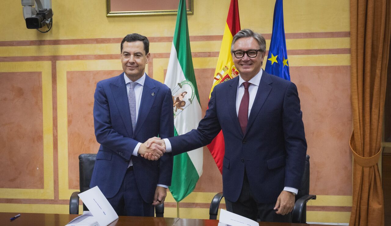 Imagen del l&iacute;der popular, Juanma Moreno, junto al l&iacute;der de Vox, Manuel Gavira 