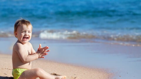 Un bebé en la playa