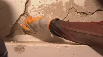 Un operario rompe con facilidad una de las paredes de un edificio dañado tras los terremotos en Venezuela Un operario rompe con facilidad una de las paredes de un edificio dañado tras los terremotos en Venezuela
