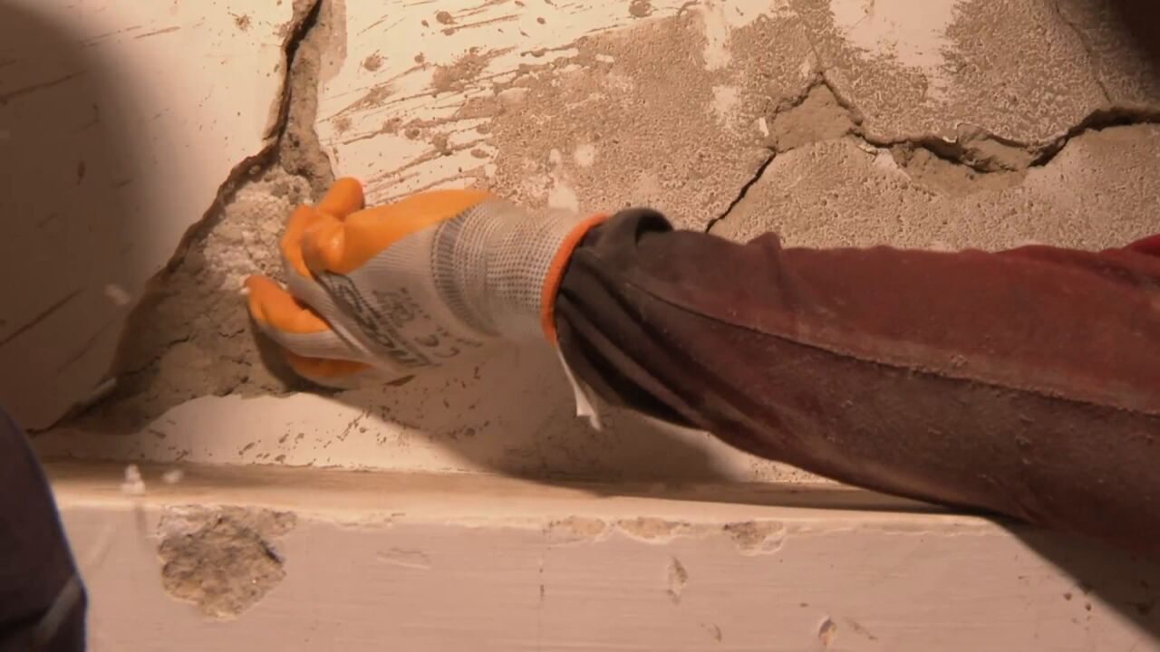 Un operario, sobre los materiales de los edificios afectados por los terremotos en Venezuela: "Es poliespán"