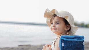 Un beb&eacute; en la playa