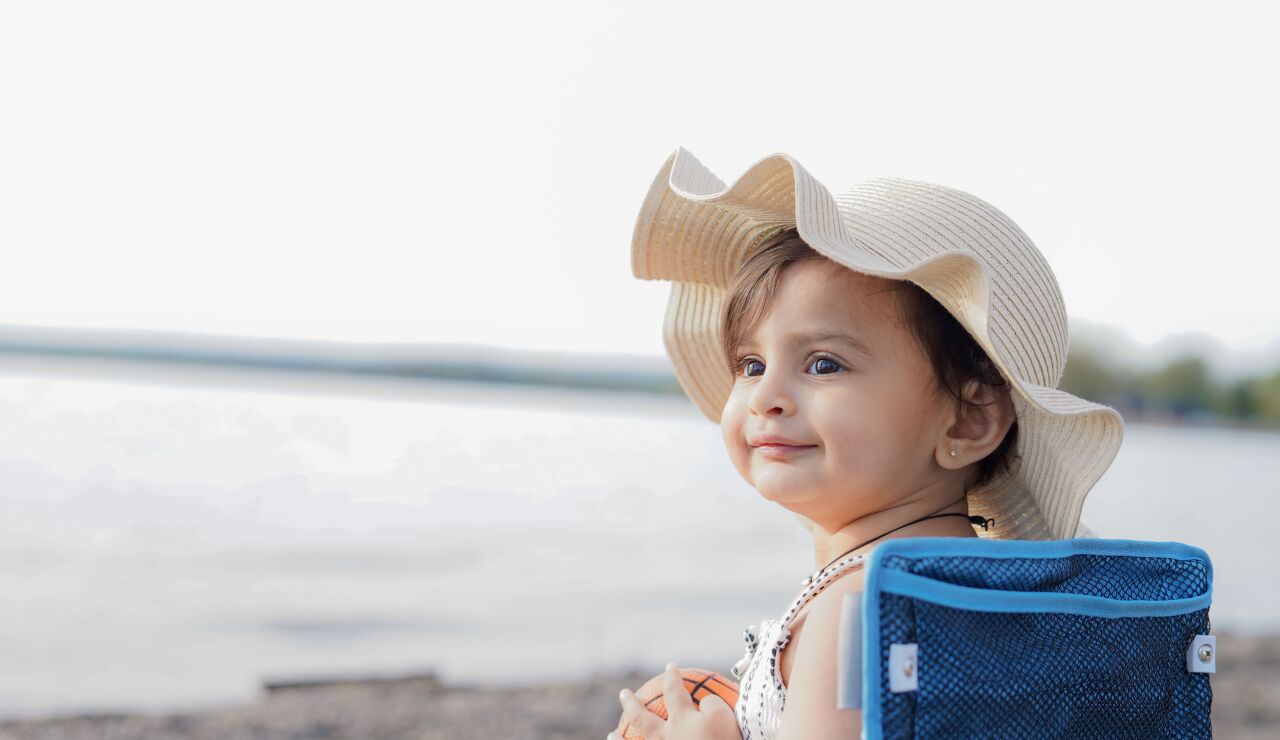 Un beb&eacute; en la playa