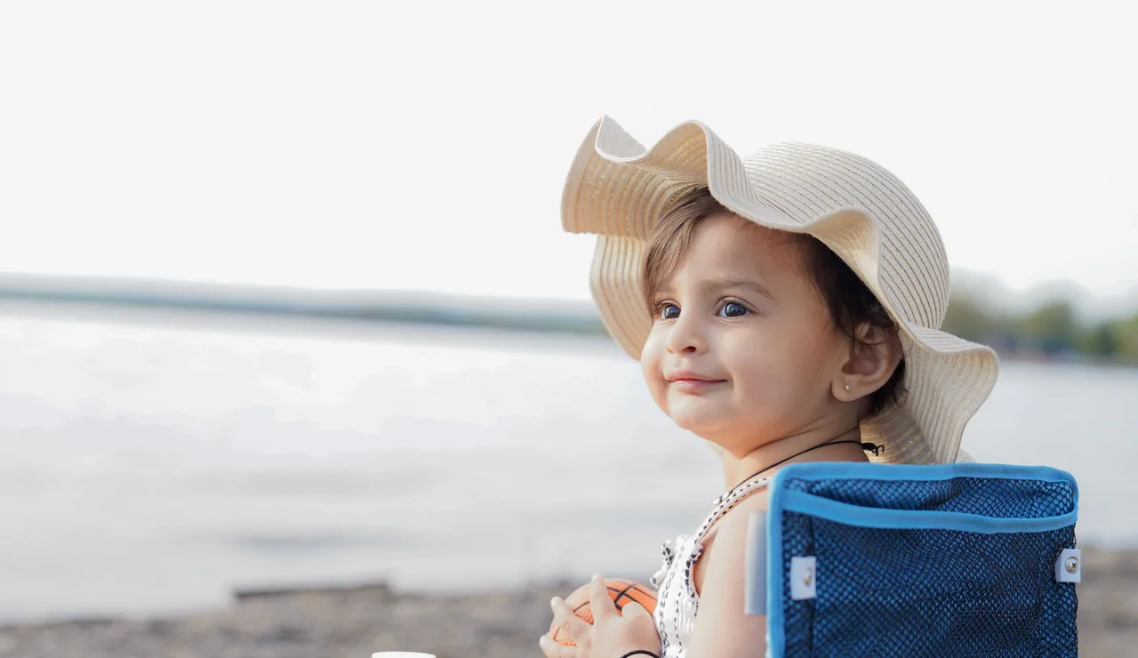 Un bebé en la playa
