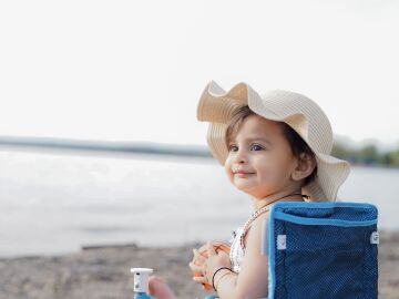 Un beb&eacute; en la playa