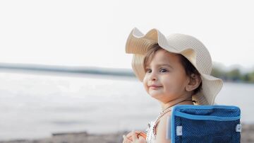 Un beb&eacute; en la playa
