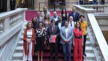El presidente de la Generalitat, Salvador Illa, con representantes de ERC y de los Comuns y representantes de los agentes sociales