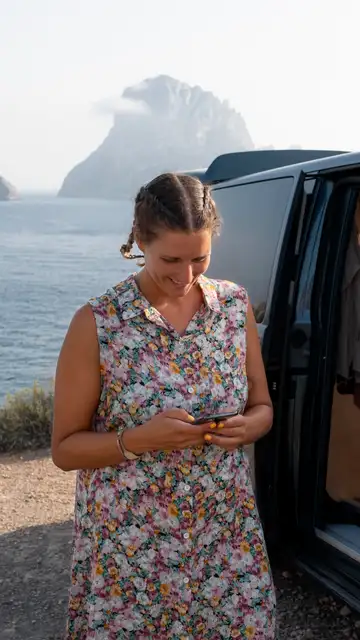 Mujer de vacaciones utilizando el móvil Mujer de vacaciones utilizando el móvil
