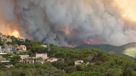 Confinan a 150 niños de una casa de colonias y varias zonas de la Bisbal d'Empordà y Santa Cristina d'Aro por un incendio forestal Incendios Girona