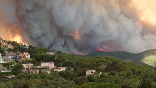 Confinan a 150 ni&ntilde;os de una casa de colonias y varias zonas de la Bisbal d'Empord&agrave; y Santa Cristina d'Aro por un incendio forestal