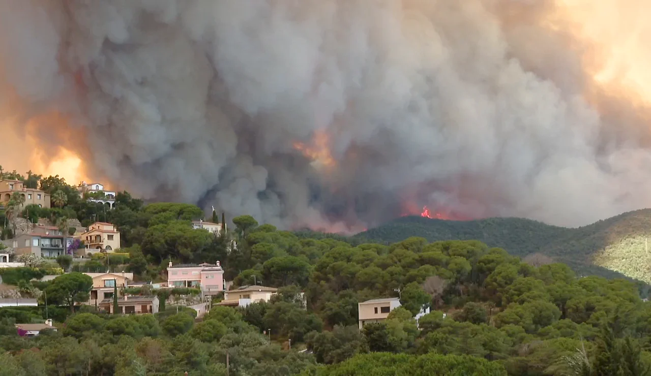 Confinan a 150 niños de una casa de colonias y varias zonas de la Bisbal d'Empordà y Santa Cristina d'Aro por un incendio forestal