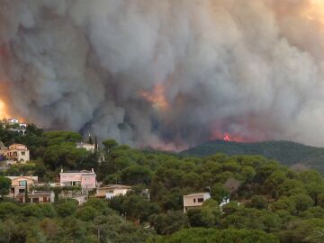 Confinan a 150 niños de una casa de colonias y varias zonas de la Bisbal d'Empordà y Santa Cristina d'Aro por un incendio forestal Confinan a 150 niños de una casa de colonias y varias zonas de la Bisbal d'Empordà y Santa Cristina d'Aro por un incendio forestal