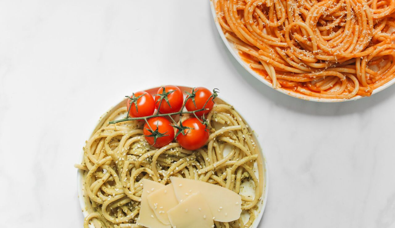 Pasta con salsa de pesto y salsa de tomate