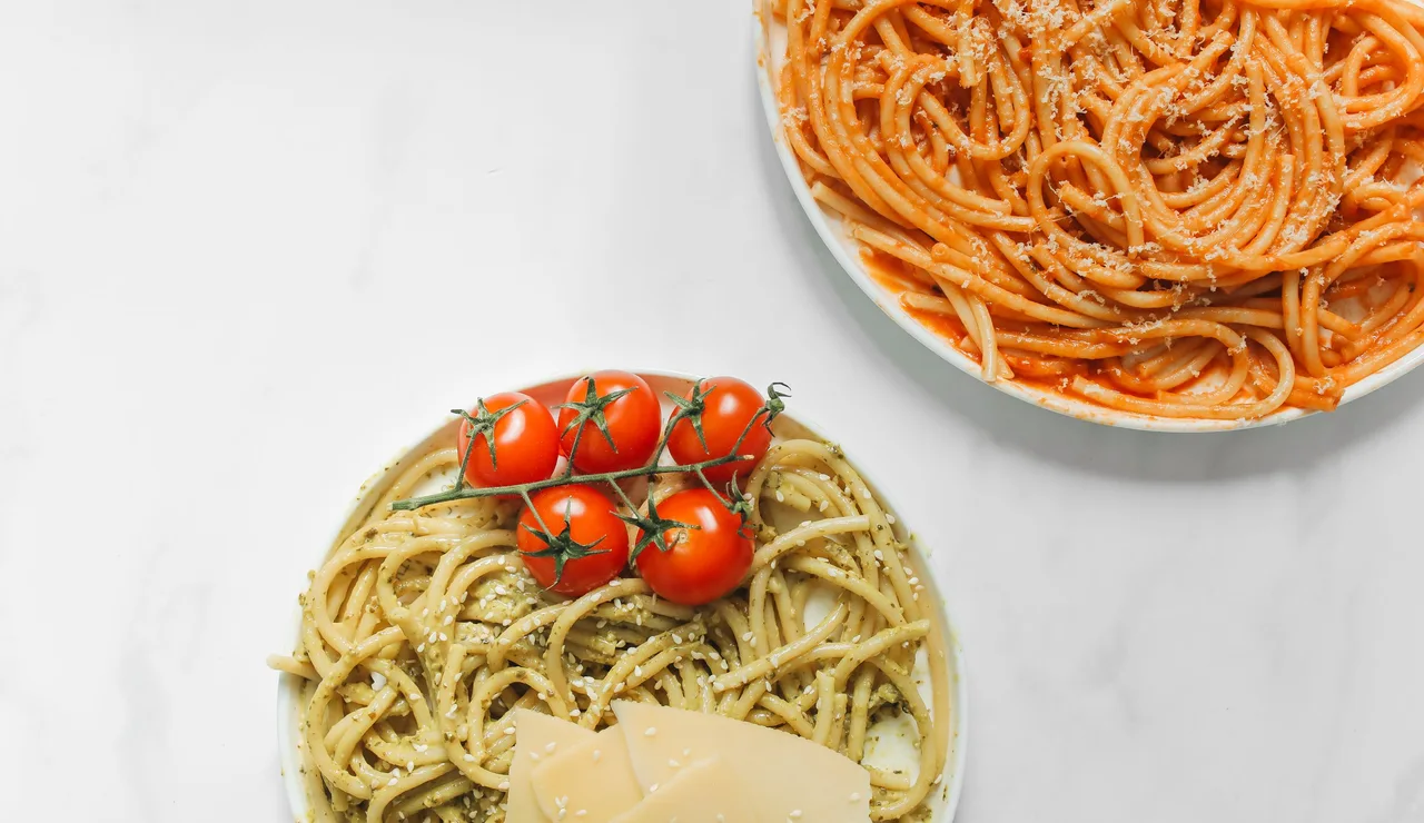 Pasta con salsa de pesto y salsa de tomate