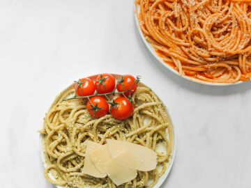 Pasta con salsa de pesto y salsa de tomate