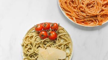 Pasta con salsa de pesto y salsa de tomate