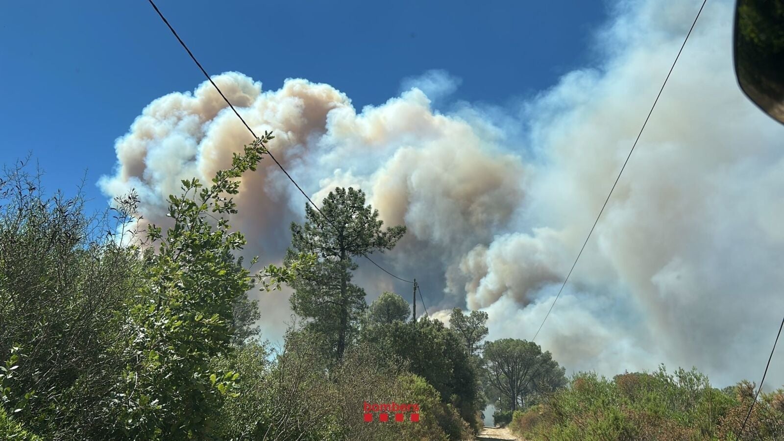 VÍDEO: Estas son las imágenes que está dejando el incendio de La Bisbal d'Empordà