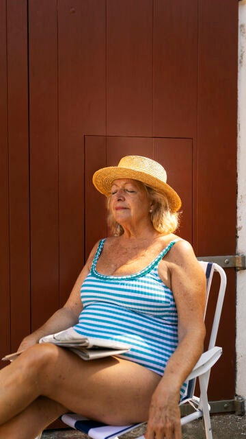 Mujer mayor disfrutando de las vacaciones