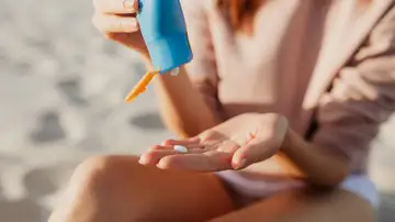 Mujer poniéndose crema de sol Mujer poniéndose crema de sol