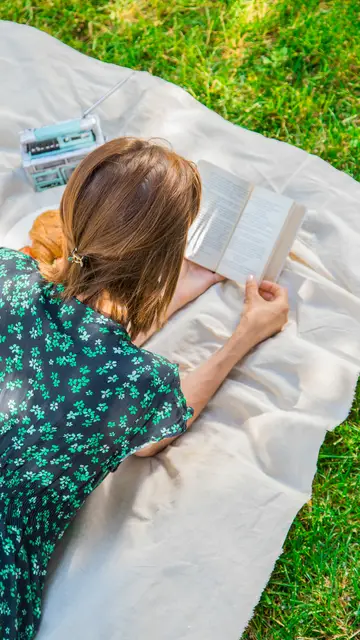 Mujer de vacaciones leyendo Mujer de vacaciones leyendo