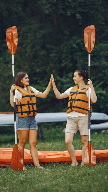Dos amigas preparadas para hacer una actividad de aventura durante sus vacaciones