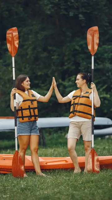 Dos amigas preparadas para hacer una actividad de aventura durante sus vacaciones Dos amigas preparadas para hacer una actividad de aventura durante sus vacaciones
