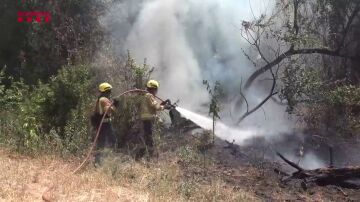 Imagen de los Bombers de Catalu&ntilde;a trabajando en la zona del incendio