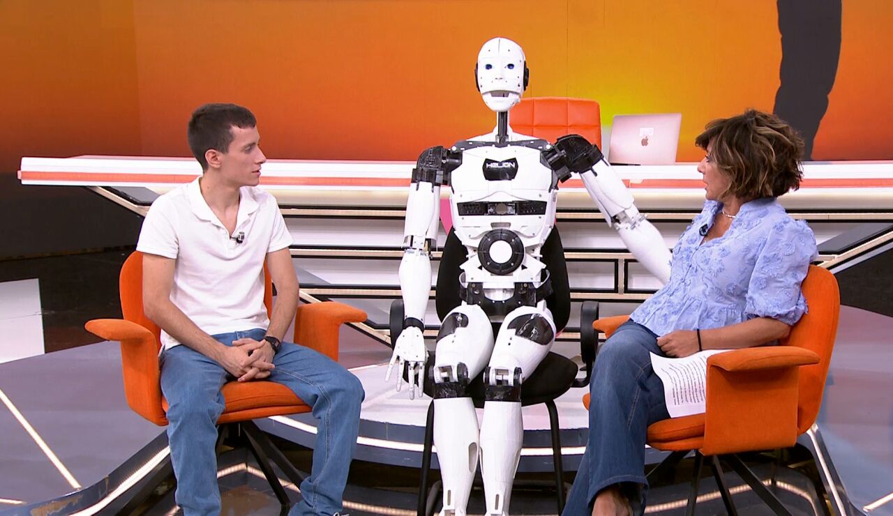 Sergio Rojas, el joven de 16 a&ntilde;os que ha construido un robot humanoide: "No va a ser un amigo, pero s&iacute; un acompa&ntilde;ante"